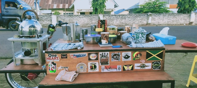 Remaja Sulap Gerobak Jadi Kafe Mini, Netizen Puji Kreativitasnya!